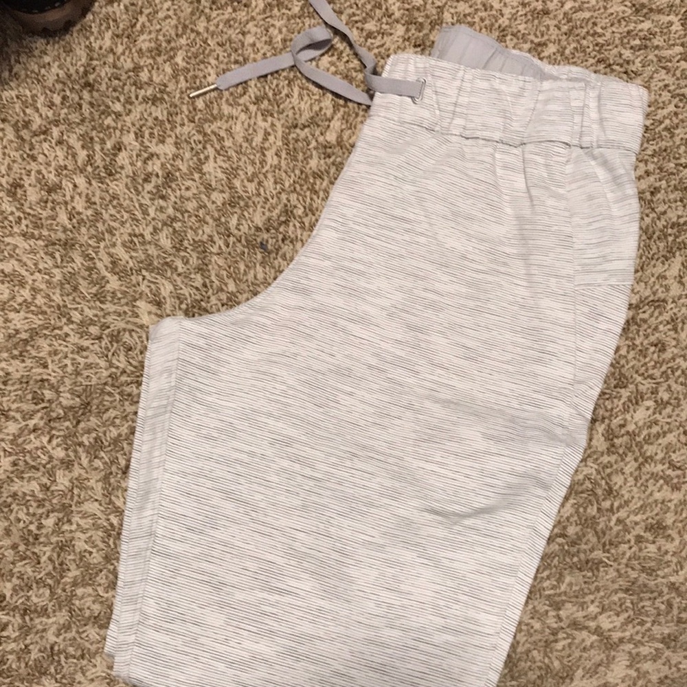 Lululemon On the fly pant ( space gray color )